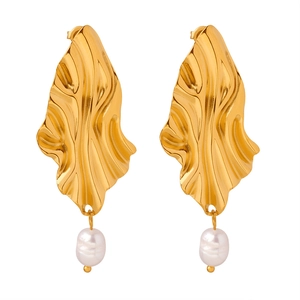 Boucles d'oreilles dorées plissées irrégulières avec perles d'eau douce sur fond blanc
