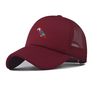 Klassische burgunderrote Trucker Cap mit Papageien-Stickerei und atmungsaktivem Mesh-Netz