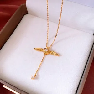 Collier doré avec pendentif ailes et zircons sur boîte à bijoux pour femmes