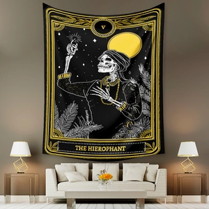 Dettaglio macro dell'arazzo dei tarocchi Hierophant gotico in nero e oro decorativo
