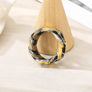 Vue détaillée de la bague bicolore torsadée avec diamants sur un support en bois