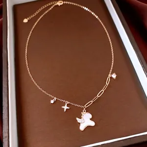 Exquisite Goldkette mit geflügeltem Katzenanhänger und Zirkonsternen auf Leder-Display