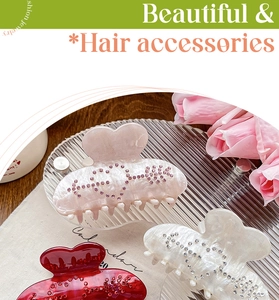 Détail de pinces à cheveux en forme de cœur avec strass en rose, blanc et rouge