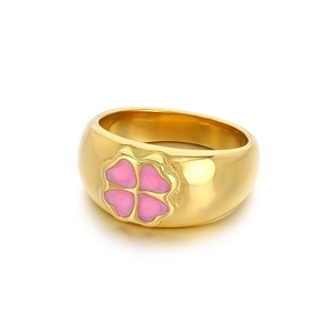 Bague chic en acier inoxydable plaqué or 18K avec trèfle à quatre feuilles en émail rose