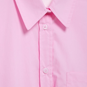 Camicia rosa in cotone con cuciture in organza, vita annodata e abbottonatura dettagliata