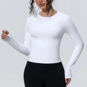 Détail du haut de yoga blanc ajusté avec fentes pour les pouces sur les poignets
