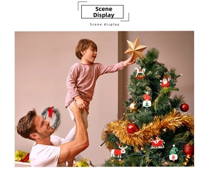 Familie dekoriert Weihnachtsbaum mit Holzanhängern von Weihnachtsmann und Rentier