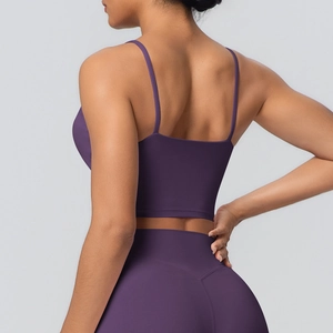 Détails du dos croisé d'une brassière de yoga violette en tissu mat et extensible