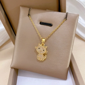 Dettaglio della collana con ciondolo a gatto dorato e pavé di cristalli in astuccio regalo