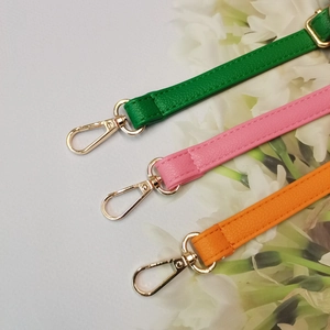 Bandoulière réglable motif litchi en vert, rose et orange avec boucles en métal doré