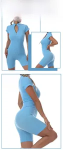 Vue détaillée du combishort de yoga bleu clair côtelé avec fermeture éclair et manches
