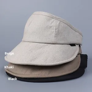 Détail de la texture tissée des visières de soleil beige, kaki et noire sans calotte
