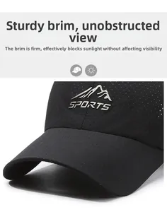 Dettaglio del cappellino sportivo nero con rete traspirante e logo della montagna