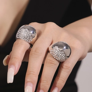 Set di anelli aperti in argento con zirconi a semicerchio cavi indossati da modella