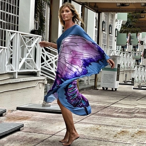 Fließendes langes Kleid mit blau-violettem Schmetterlingsdruck für den Strandurlaub
