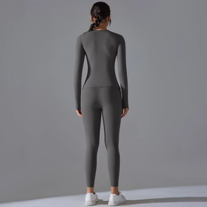 Vue arrière d'un ensemble de yoga gris foncé en tissu extensible de haute qualité