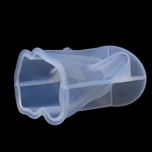 Détail d'un moule en silicone bleu translucide pour glaçons et chocolats d'Halloween
