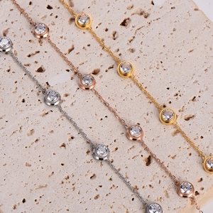 Elegante Zirkonia Armbänder in Gold Silber und Roségold auf Natursteinplatte