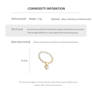Dettaglio del ciondolo a cuore con strass e bracciale di perle con chiusura a OT