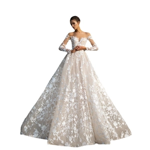 Robe de mariée élégante à épaules dénudées et manches longues avec broderie florale