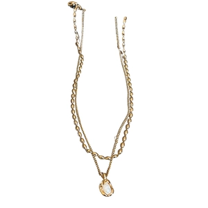 Elegante goldene Doppelschicht-Halskette mit unregelmäßigem Anhänger und Perleneinlage