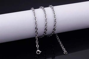 Catena per collana in acciaio inossidabile lucido su supporto bianco con riflesso nero