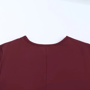 Detail des burgunderroten Langarmkleids mit Rundhalsausschnitt und vertikaler Rückennaht