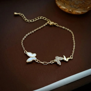 Exquisites vergoldetes Schmetterling-Armband mit Perlmutt und funkelnden Zirkonia-Steinen