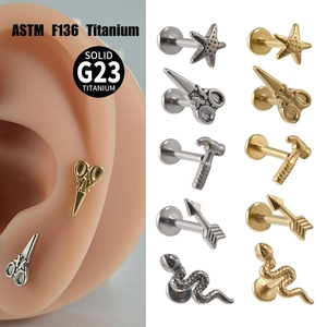 Labret En Titane G23 Filetage Interne Anneaux De Lèvre Dos Plat Boucles D'oreilles Étoile De Mer Serpent Flèche Ciseaux Marteau
