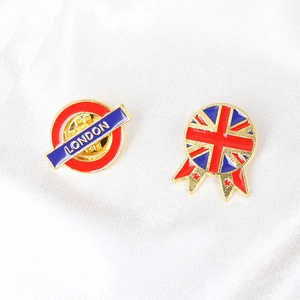 Lot de pins émaillés du métro de Londres et du drapeau britannique sur soie blanche