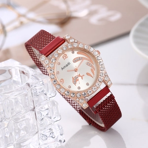 Detail der luxuriösen Roségold-Uhr mit Delfin-Zifferblatt und weinrotem Mesh-Armband