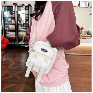 Borsa a tracolla minimalista in nylon bianco con tracolla regolabile e fibbie esterne