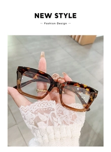 Detailed view of tortoiseshell eyeglasses frame with high-quality spring hinge and leopard pattern