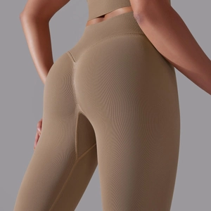 Detail der nahtlosen High-Waist-Yogahose mit Scrunch-Butt-Effekt und geripptem Gewebe