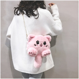 Détail du sac chat en peluche rose avec chaîne dorée porté par un mannequin