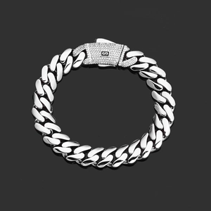 Bracciale cubano argento lucido con fibbia logo S di diamanti su sfondo nero