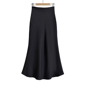 Détail de la jupe midi noire en satin à taille haute avec une texture brillante