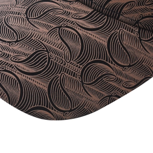Casquette de baseball marron avec motif losange noir et détails de texture en cuir