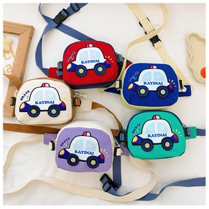 Vue à plat de sacs bandoulière enfant en cinq couleurs avec motif voiture dessin