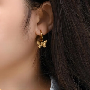 Boucles d'oreilles élégantes en acier inoxydable plaqué or 18K avec pendentifs papillon