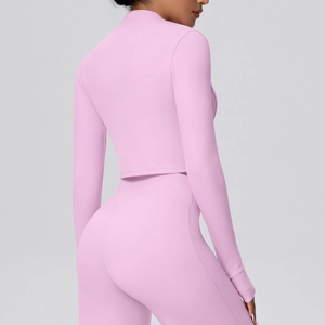 Detailansicht des rosa Yoga-Sets mit hoher Taille und Langarm-Oberteil für Damen