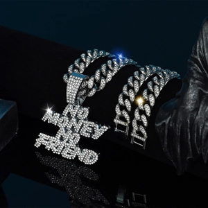 Dettaglio catena cubana e bracciale con ciondolo a lettere No Money No Friend iced-out