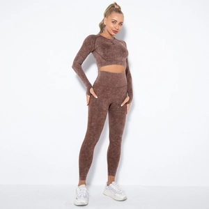 Detail eines nahtlosen Yoga-Sets mit Wascheffekt, Langarm-Top und Push-up-Leggings