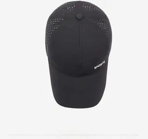Vista dall'alto del berretto sportivo nero con fori di ventilazione laser e logo