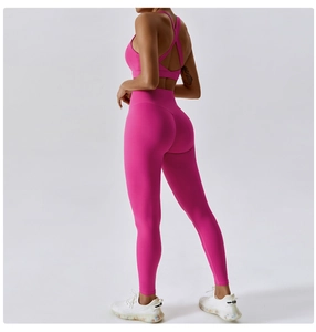 Dettaglio del set yoga rosa con reggiseno sportivo incrociato e leggings a vita alta