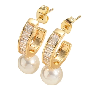 Elegante goldene C-Ohrringe mit rechteckigen Zirkonia und weißen runden Perlen