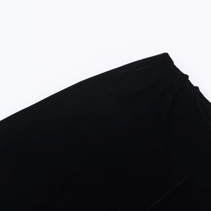 Detailaufnahme der hochwertigen schwarzen Samtstofftextur mit weichem Glanz und Fasern