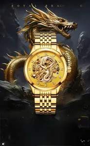 Détail du cadran de montre automatique dorée avec motif de dragon en relief sculpté