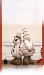 Detail von gestrickten Weihnachtswichteln mit Teleskopbeinen im nordischen Stil