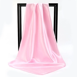Eleganter einfarbiger rosa Satinschal auf einem minimalistischen schwarzen Rahmen